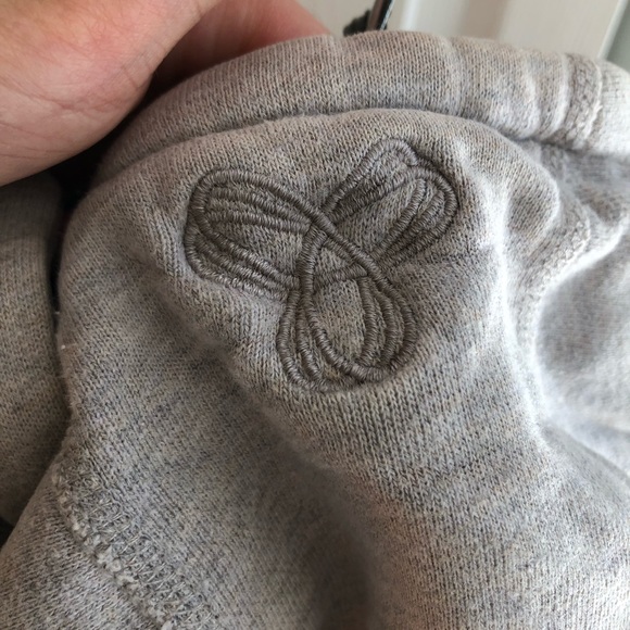 ARITZIA/ TNA Baltic Hoodie Size Small - Picture 2 of 3